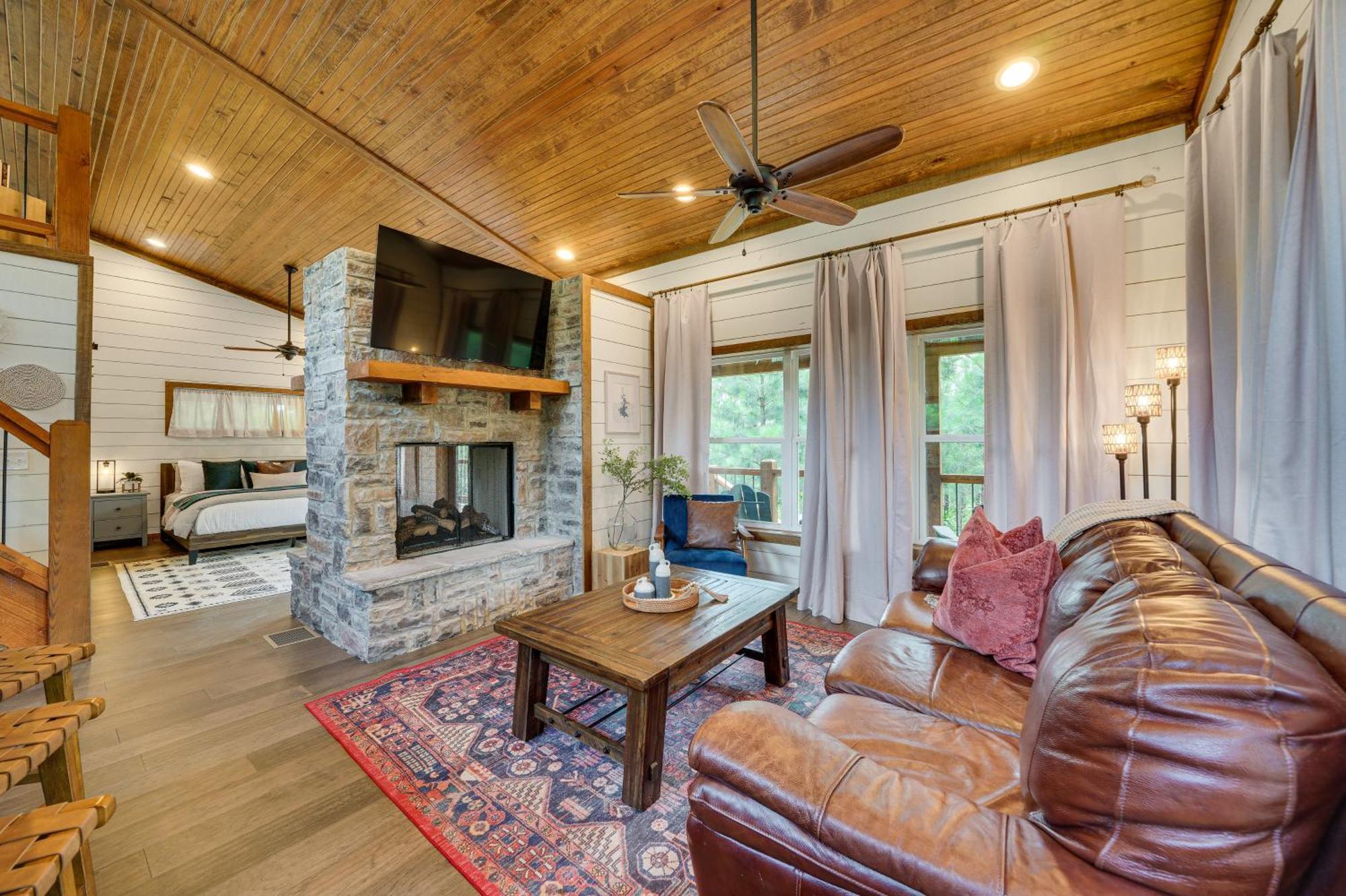 Tree-Lined Broken Bow Studio With Private Hot Tub! エクステリア 写真