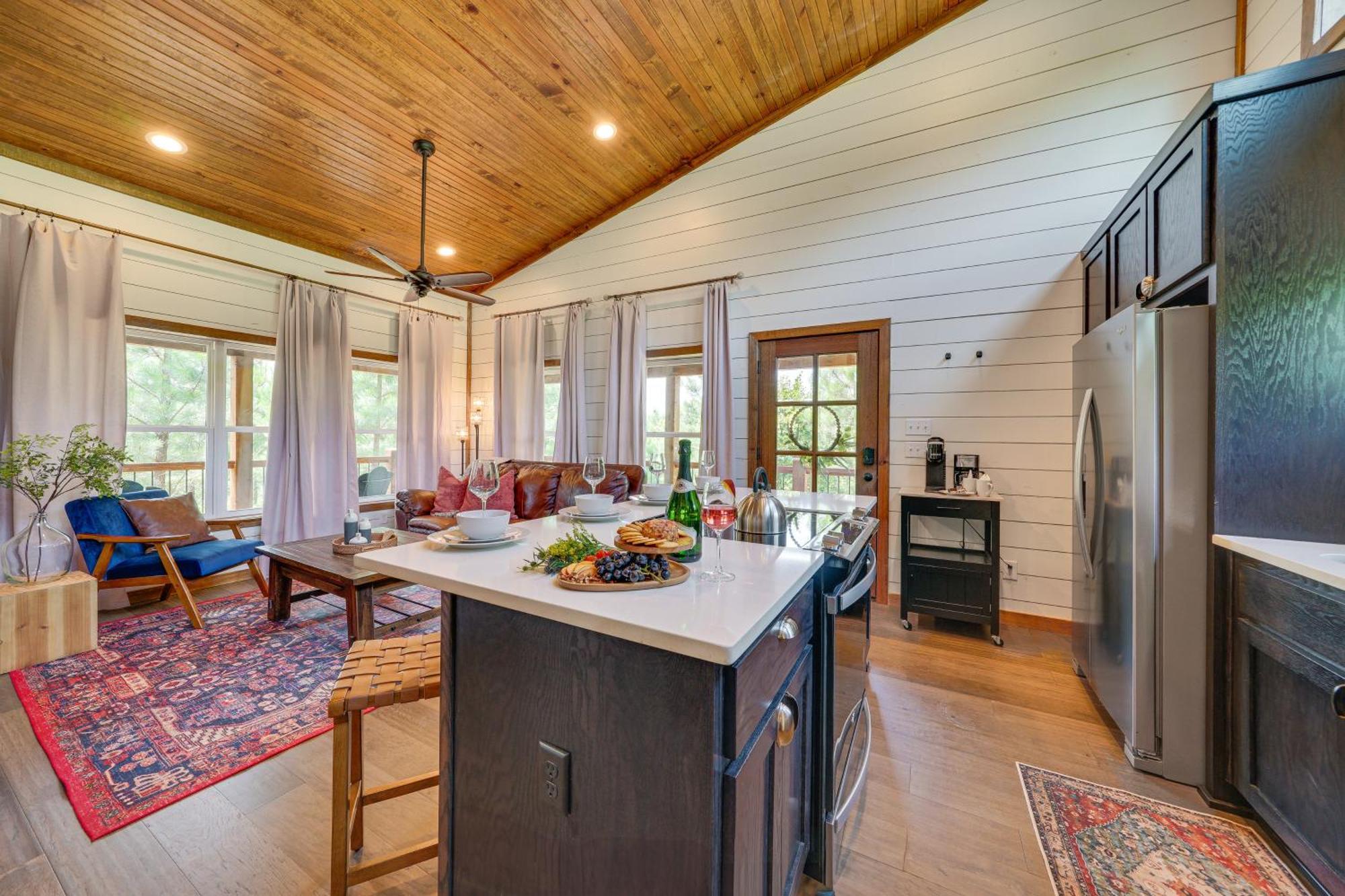 Tree-Lined Broken Bow Studio With Private Hot Tub! エクステリア 写真